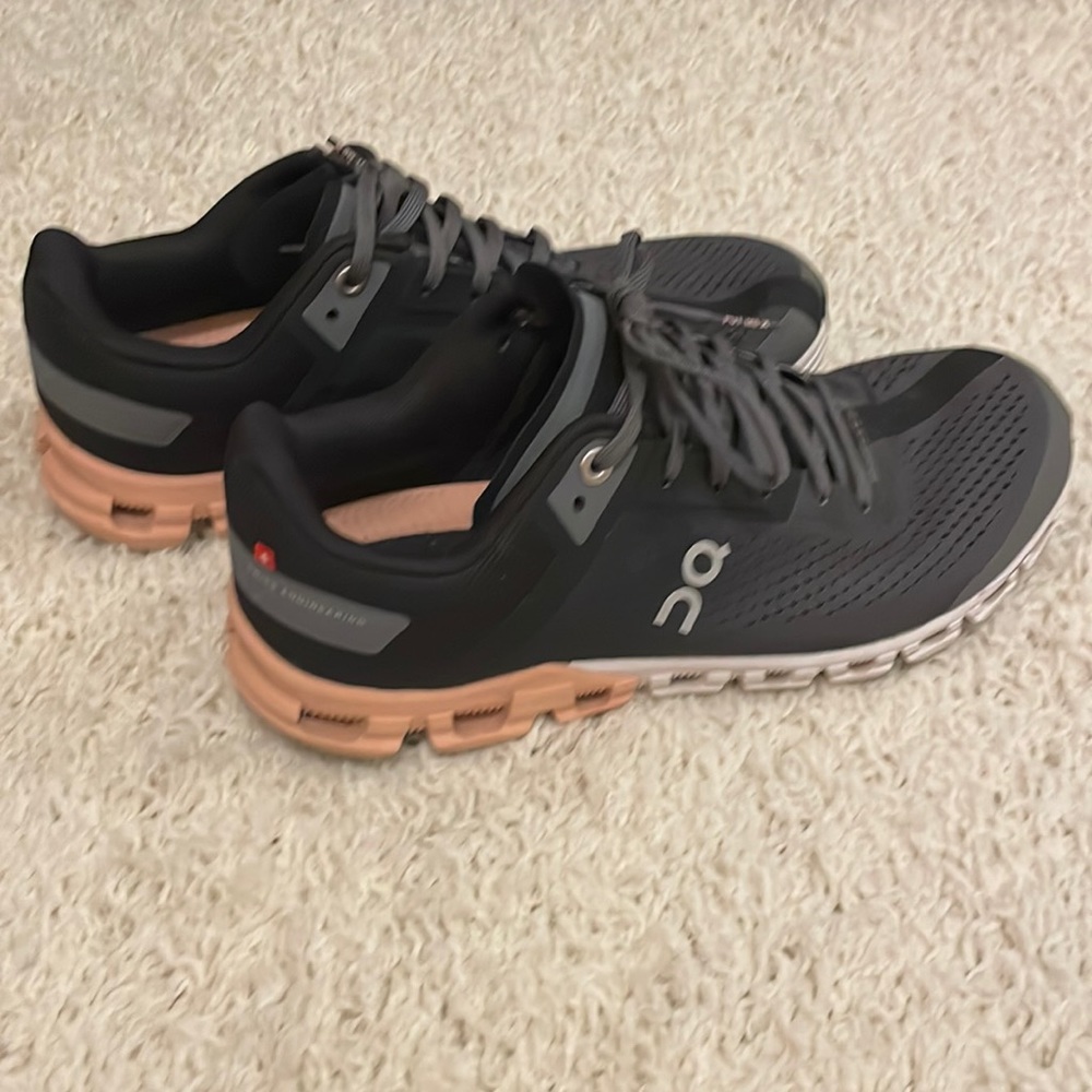 On Cloud Flow running shoes - W7.5